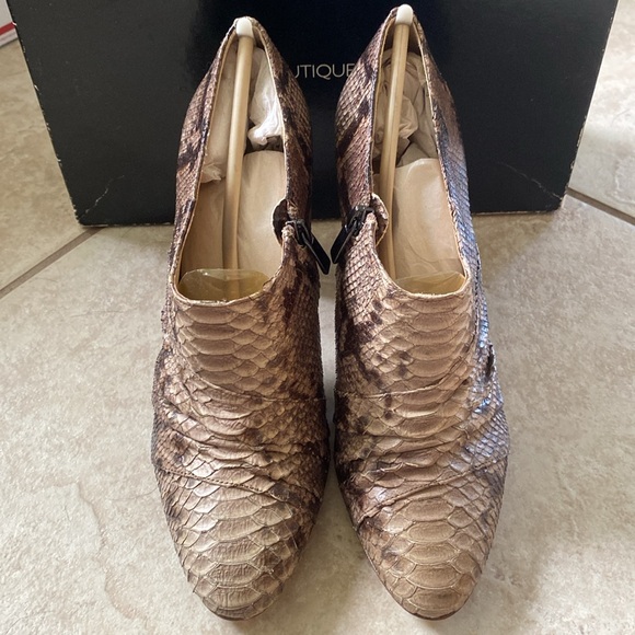 🆕NIB: BOUTIQUE 9: Leather Snakeskin Ankle Boot w/ Side Zipper Black&Cream Sz 9 - Picture 2 of 9